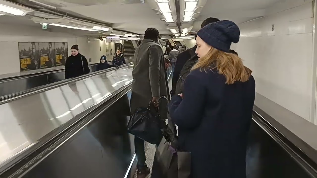 Correspondance de la ligne du RER C vers les lignes 8 et 13 à la station Invalides.