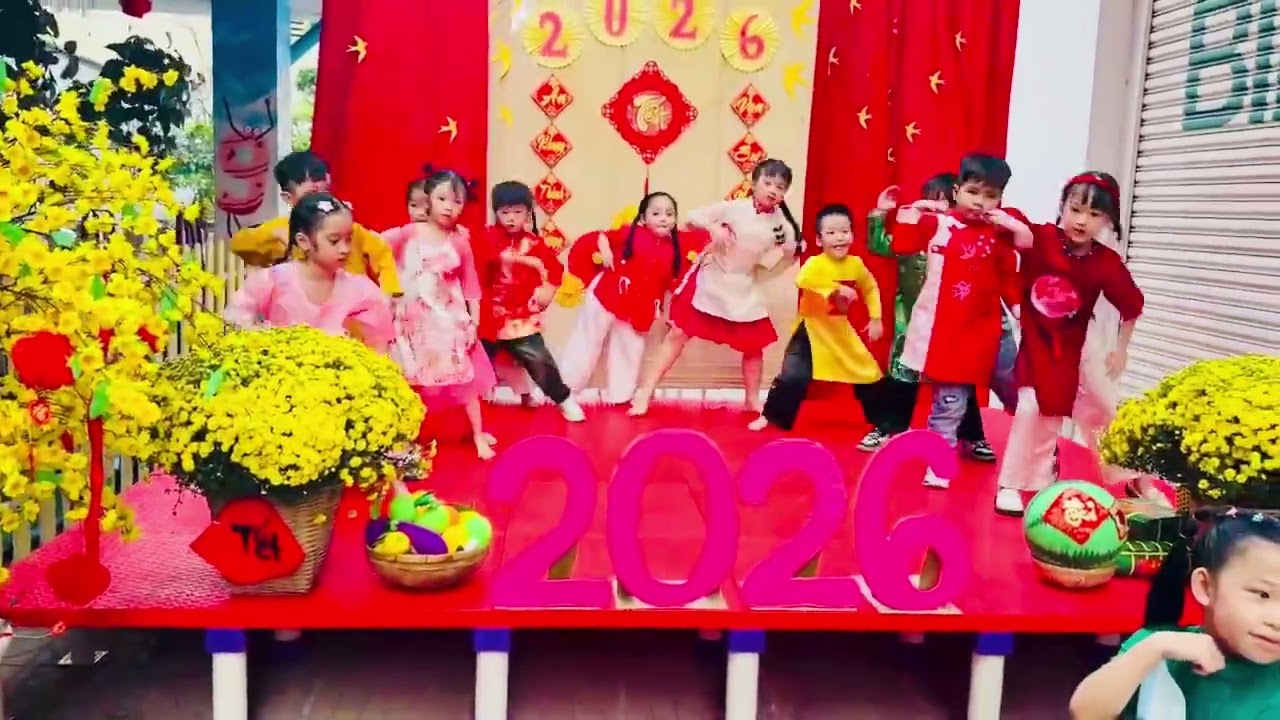 Bờm và các bạn mẫu giáo nhảy Chuyện cũ mình bỏ qua, Ngày xuân long phụng sum vầy, Happy new year