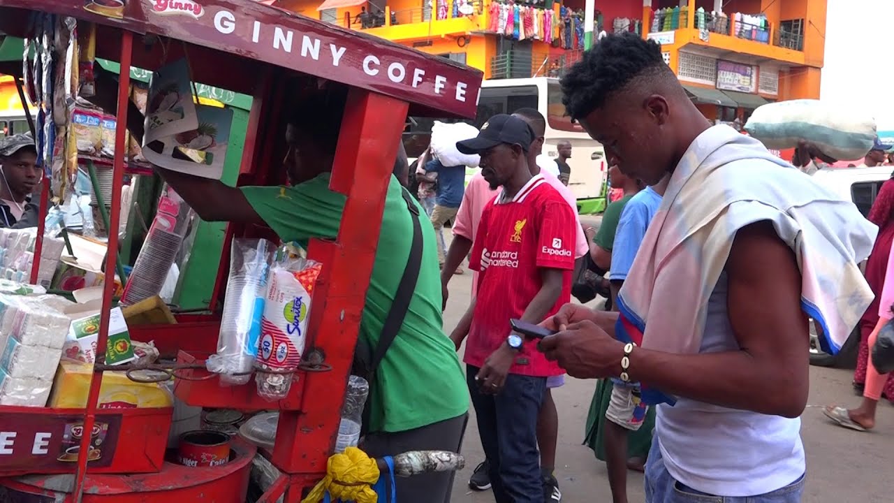 La vente de café ambulant à Abidjan, entre effort quotidien et réconfort partagé