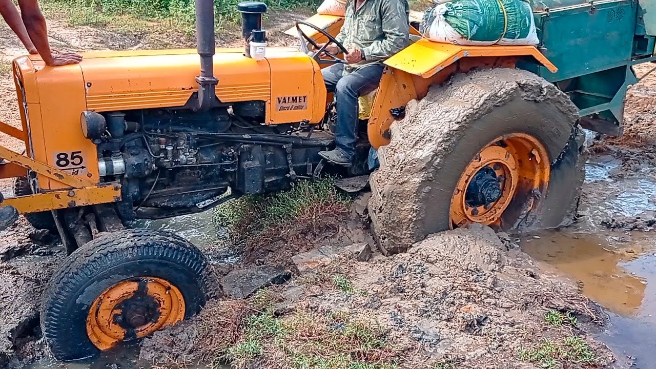 O trator valmet 85 id ficou atolado até o talo no riacho