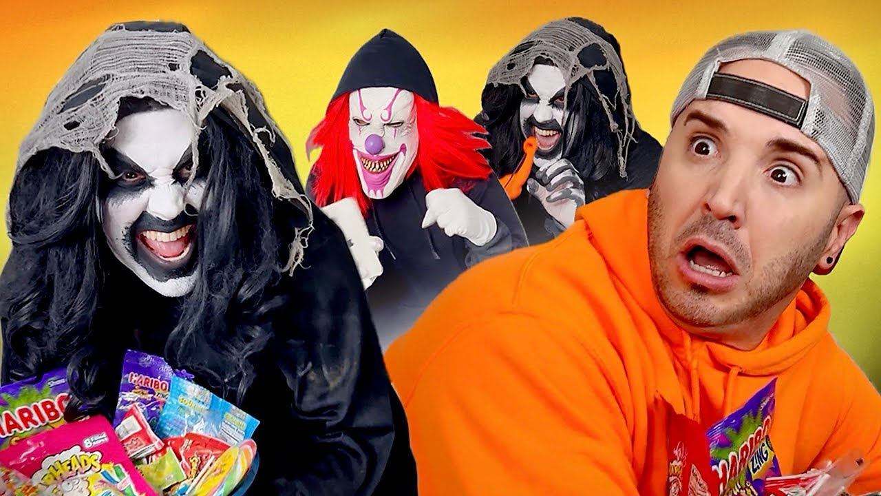 Scary Clown takes bowl of candy 😱🤡