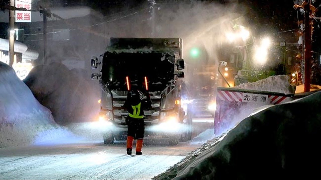 岩見沢で路肩に溜まった雪の排雪作業　夜間も実施