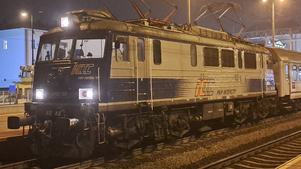 Wjazd i odjazd EP07-351 z IC PRZEMYŚLANIN na stacji Tarnów 