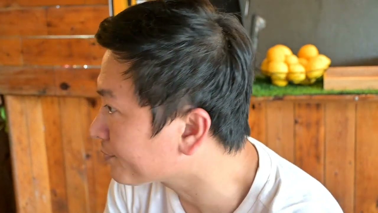BAGONG WAITER MINALIIT ANG CUSTOMER!