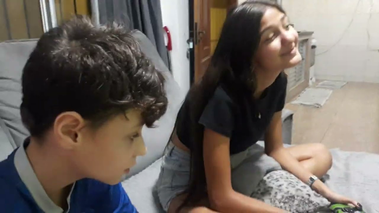 Jogando futebol contra minha irmã