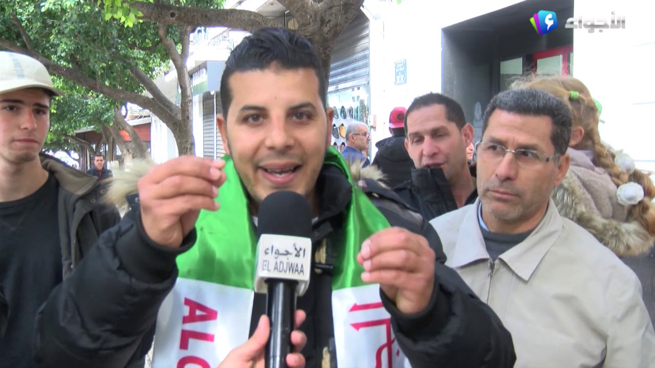 شاهد شاب جزائري يلخص تطور الحراك الشعبي السلمي بطريقته الخاصة