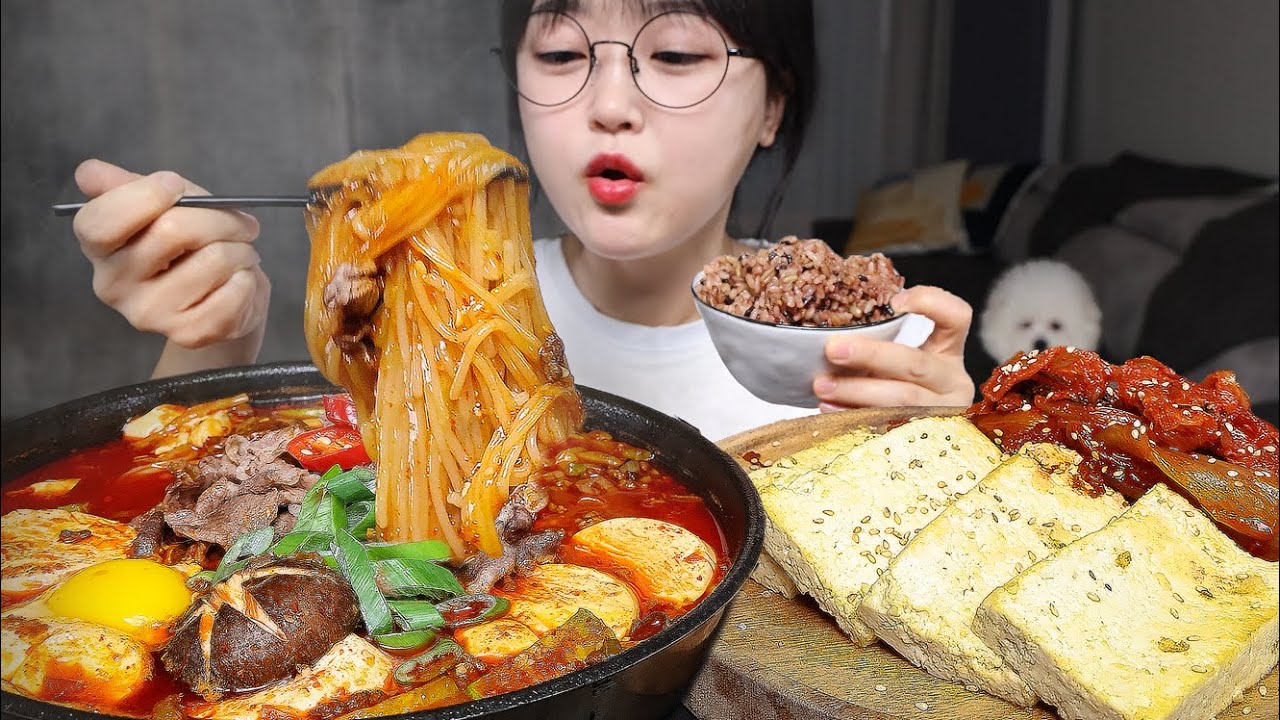 острое мягкое рагу из тофу с жевательной лапшой🍜Жареный тофу кимчи | Mukbang ASMR
