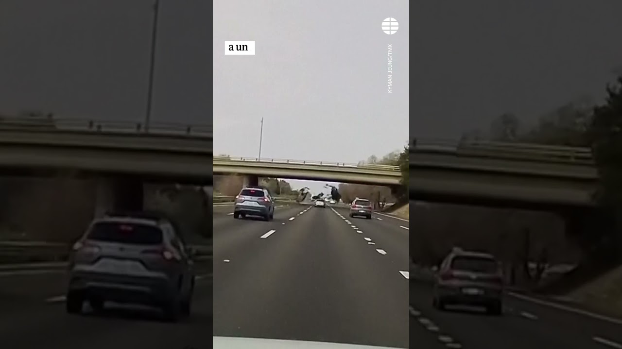 Graban el brutal accidente de un coche tras caer desde un paso elevado 