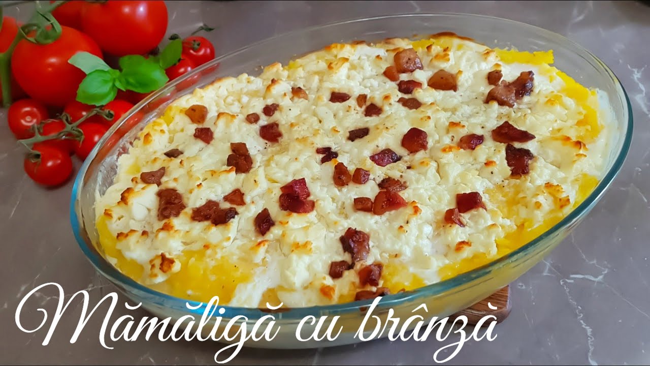 Mamaliga la cuptor în straturi cu branza, smantana și jumari.
