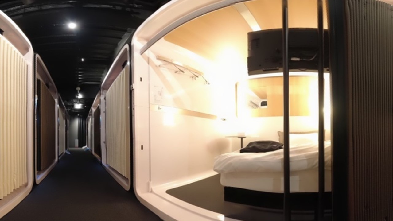 Hotel kapsułowy tak przestronny jak pierwsza klasa samolotu w Kioto w Japonii ✈️