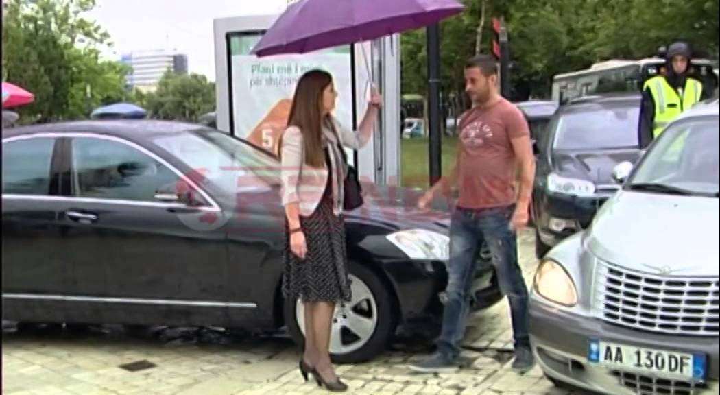 Luiza Xhuvani sjell djalin e saj në Parlament- RTV Ora News- Lajm i fundit-