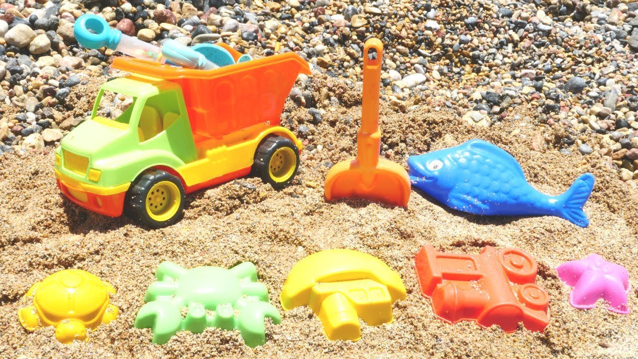 Camión de juguete en la playa. Coches para niños. Vídeo infantil.