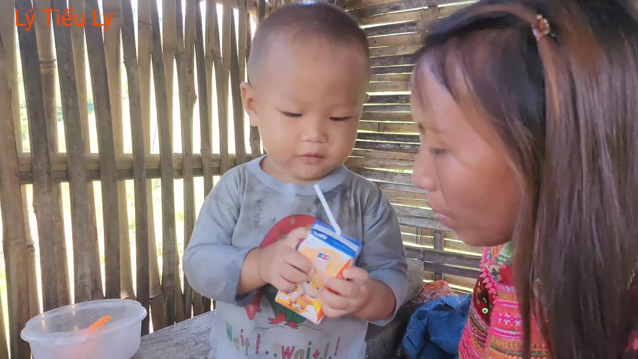 Single mother takes her son to the village to ask for old clothes to wear, Life is very difficult