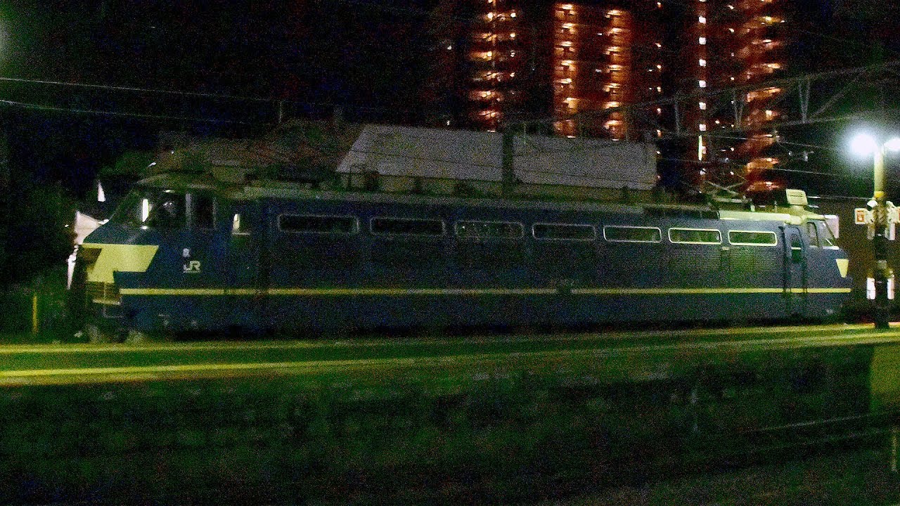 ▼待避の光景▲ 貨物列車を追い抜く貨物列車：近江八幡 ２（EF66 27〔18〕）　巛巛