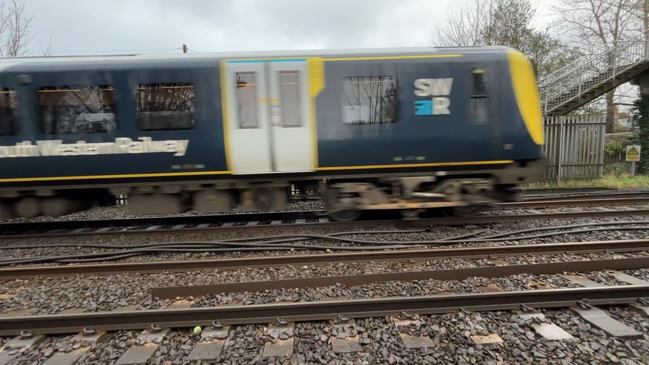 Class 450 Desiro | 450018 + 450072 | South Western Railway