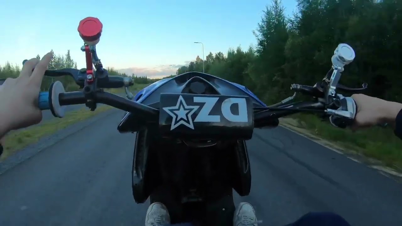 Yamaha Aerox wheelies.