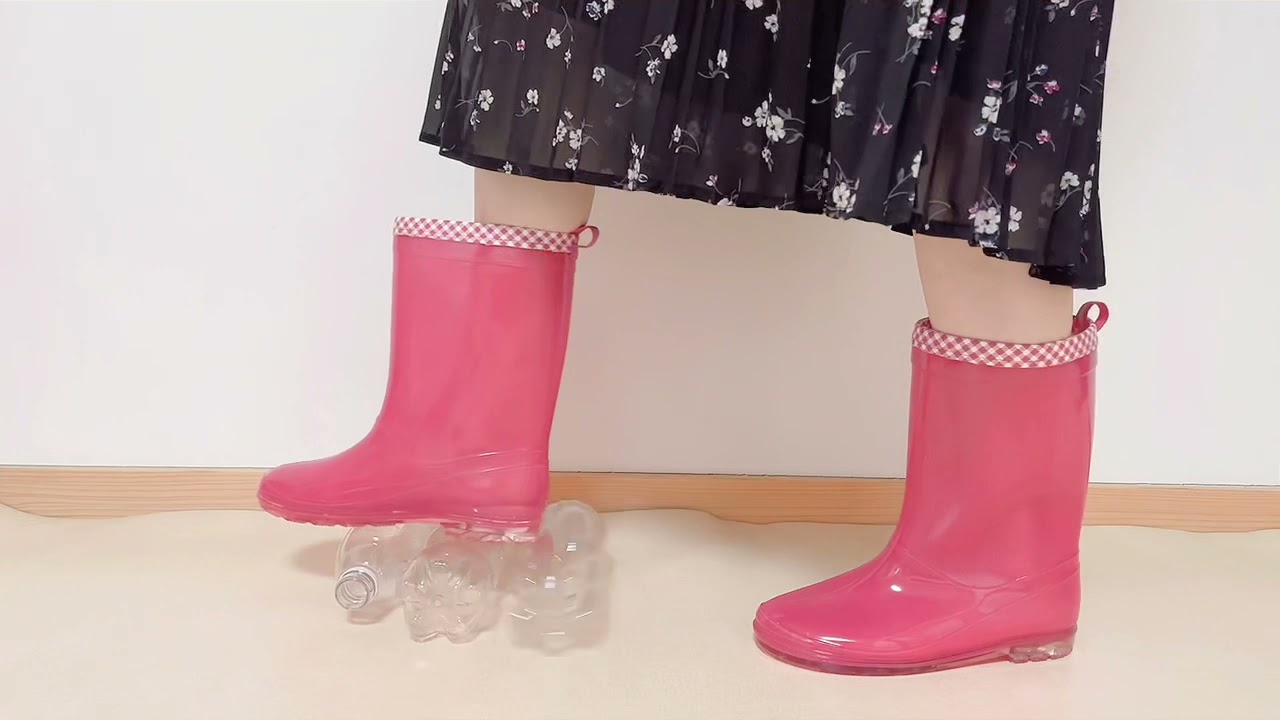 家にあるペットボトルを長靴で踏み潰して小さくする