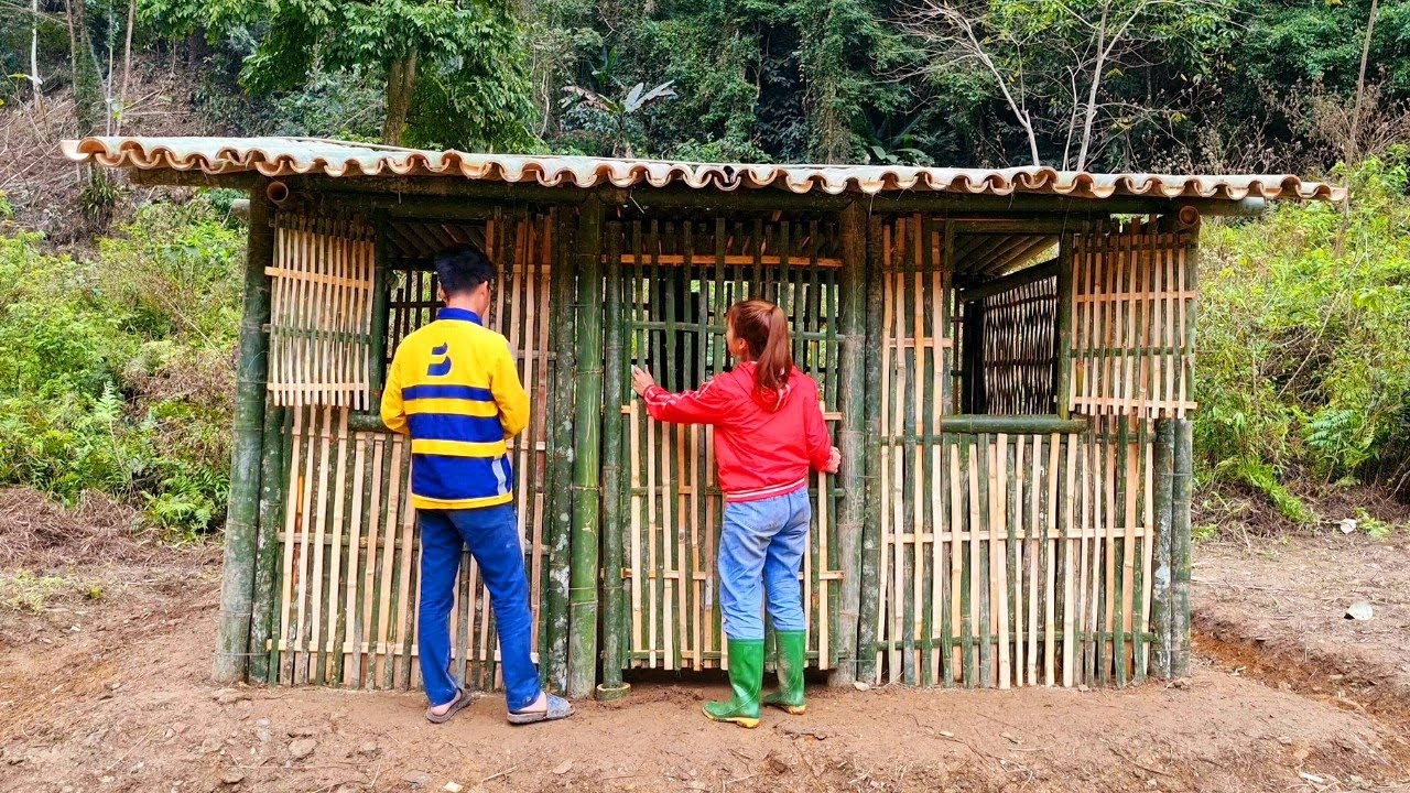 Un niño y una niña hacen una casa de bambú: construyen una granja en el bosque