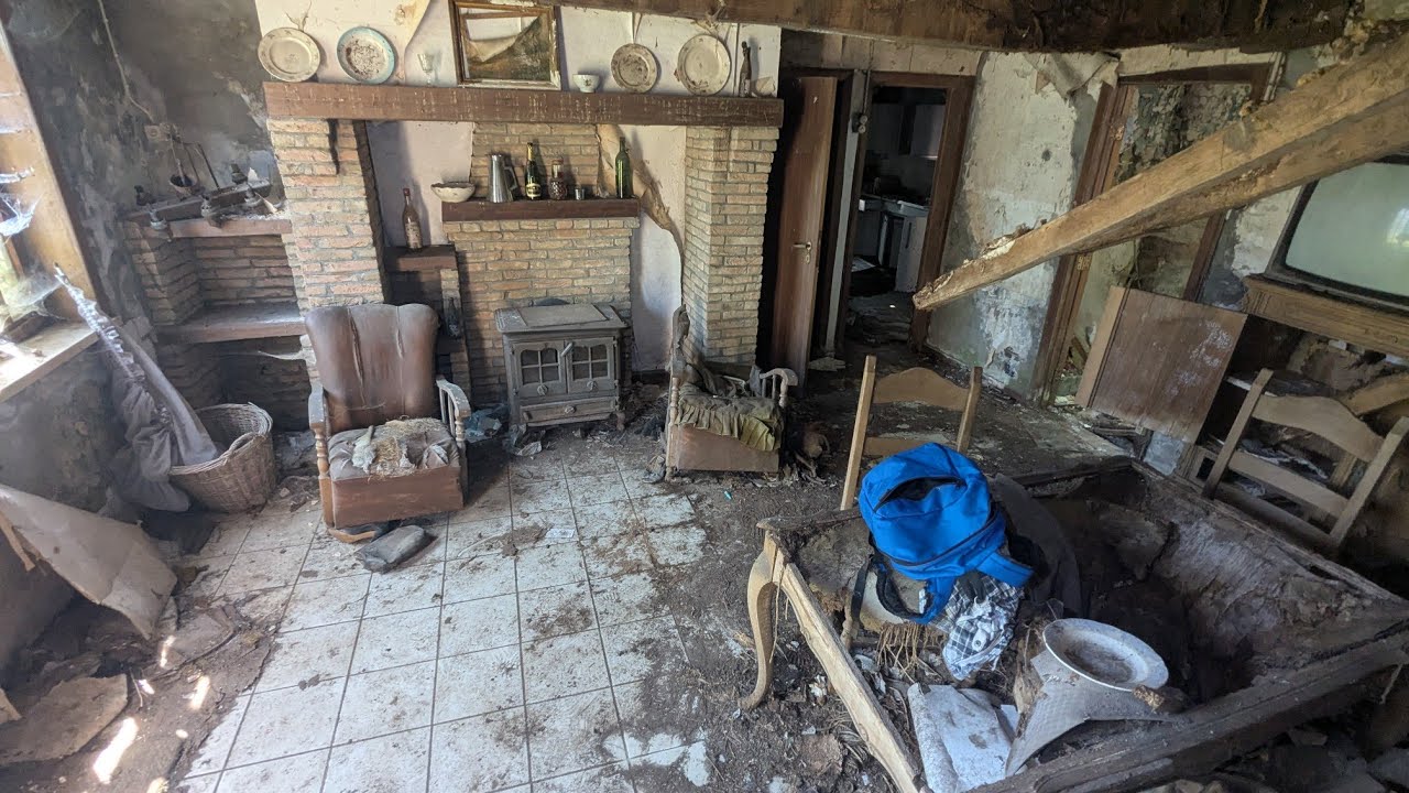 ABANDONED Disaster House Where A Couple Died Here – NOW COLLAPSING & LEFT TO ROT!
