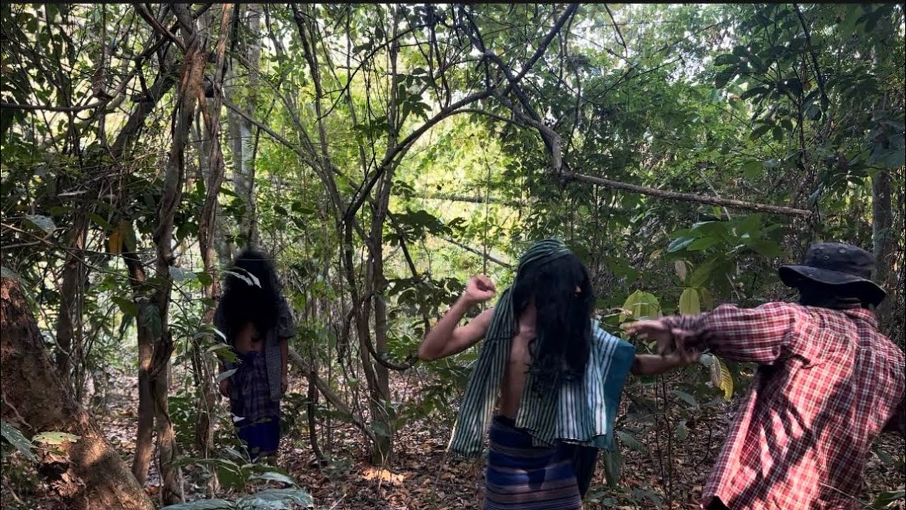 หมอผีเจ้าเล่ห์เดินเข้ามาซัดลุงไพรแต่โดนสวนเข้าหน้าจนล้ม