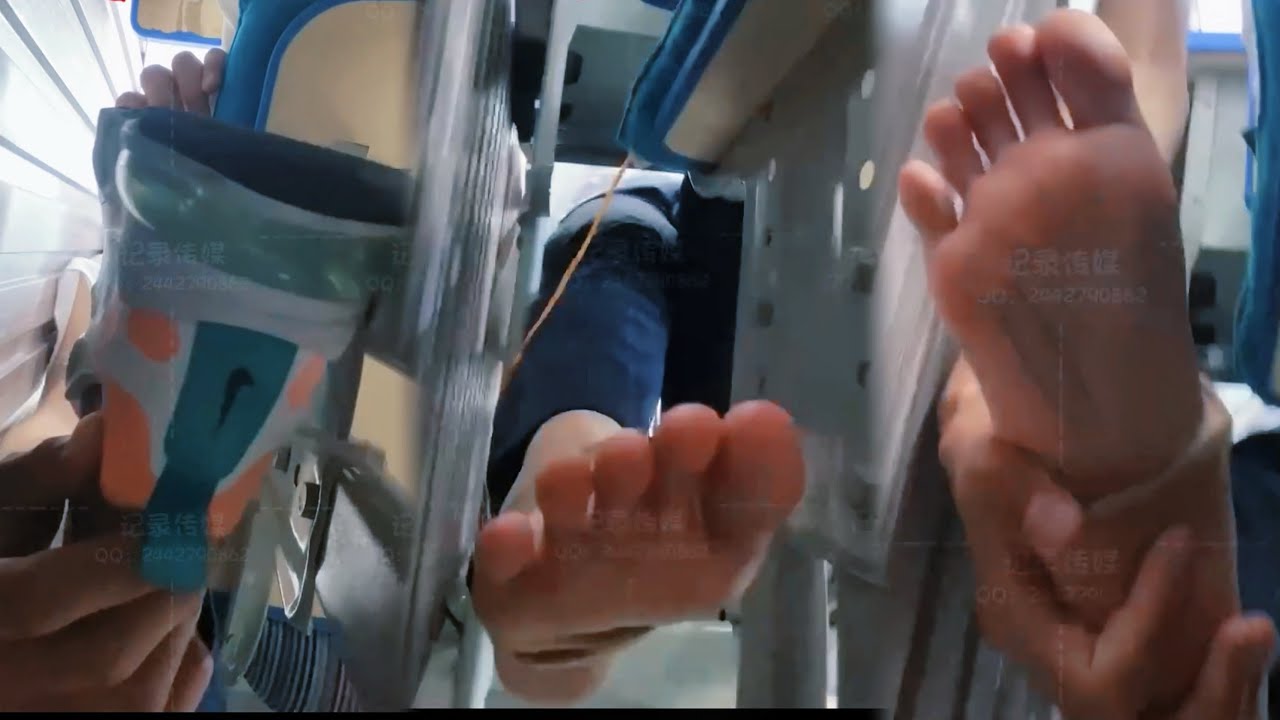 Classroom Tickle: Stealing Backseat Girl&rsquo;s Shoe and Teasing Her Feet | 上课挠脚心 | あしうら | 素足履き