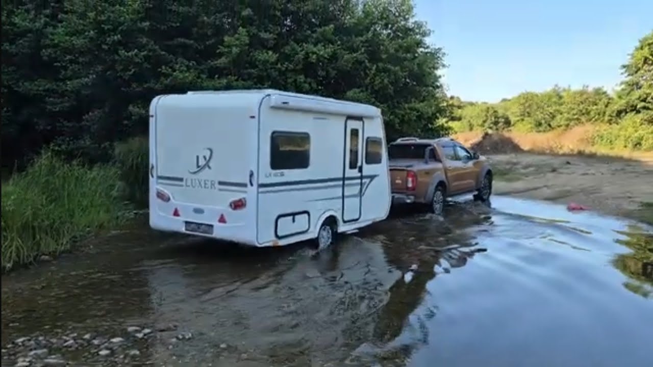 Dere kenarı ıssız yoğun yağmurlu karavan kamp