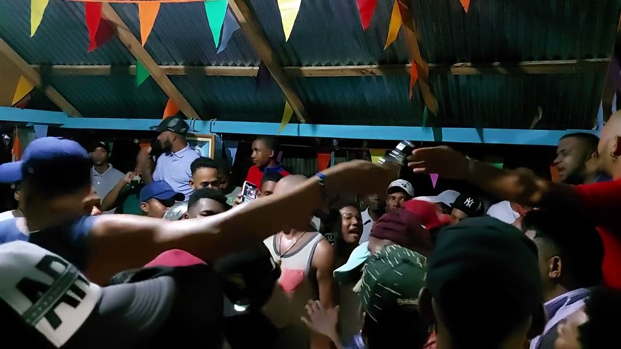OSCAR EL PATRON Le Canta A ANAISA PYE En Banica Elias Piña
