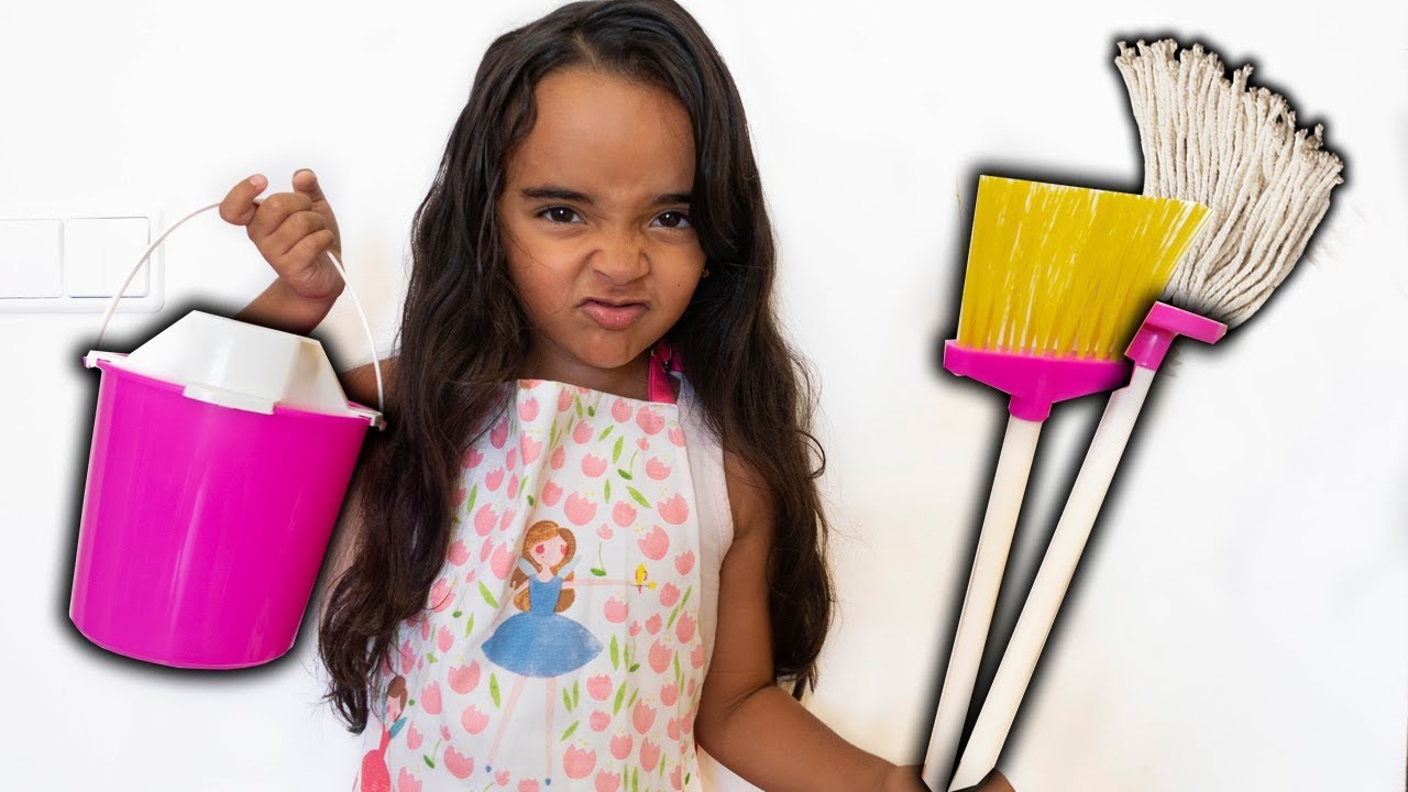 BIA LOBO BRINCA DE LIMPAR A CASA / PRETEND PLAY WITH CLEANING