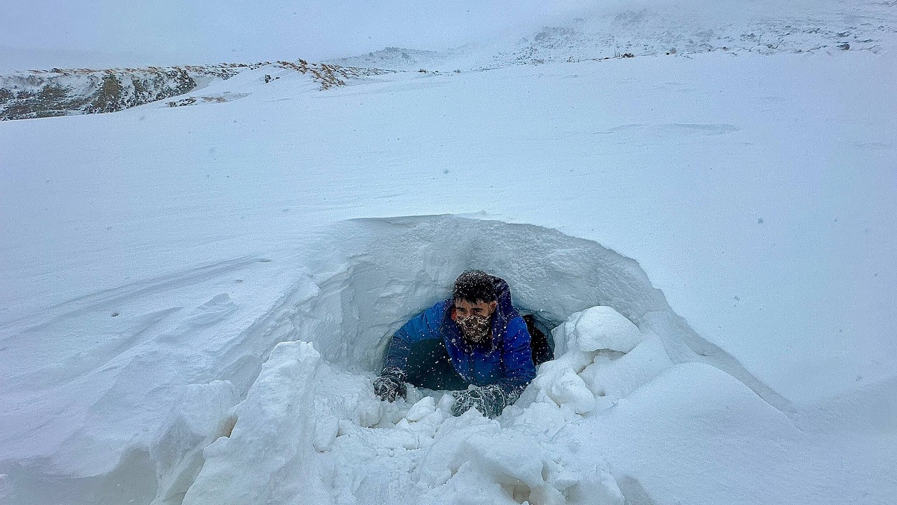 To survive the snowstorm and the terrifying cold, I had to dig a snow tunnel with minimal equipment