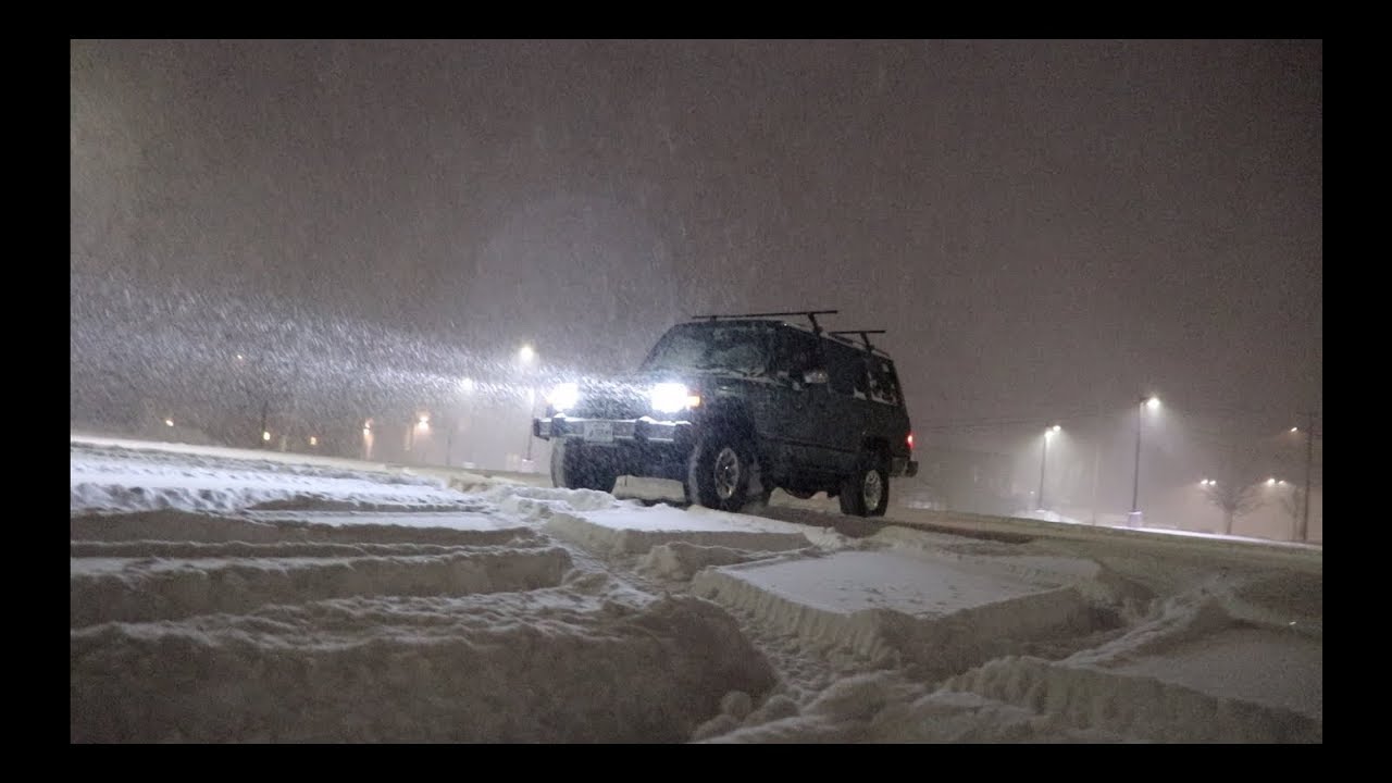 FUN SNOW DONUTS AT NIGHT in a Classic 1990 Mitsubishi Montero (Pajero)!