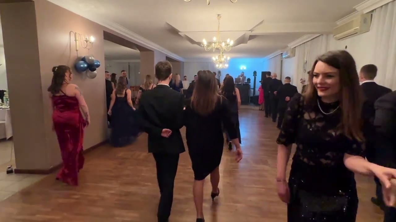 Uczniowie ZSB w Brzegu – klasa 5RS uroczyście rozpoczęli swój wielki bal studniówkowy.