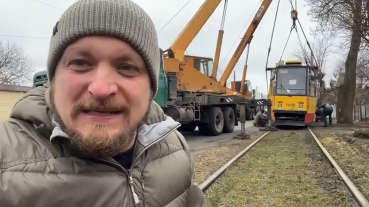 17 03 23 У Конотопі встановлювали подарований Варшавою трамвай на колію для випробувань
