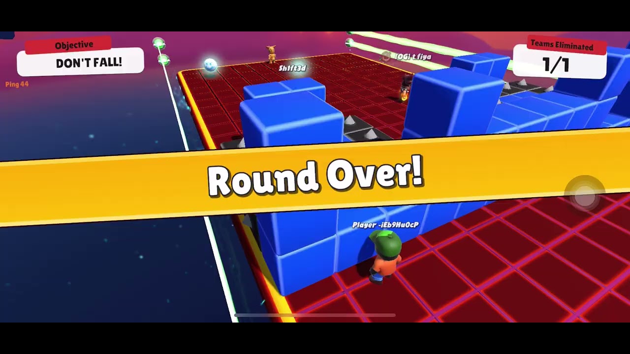 Playing stumble guys with a friend 