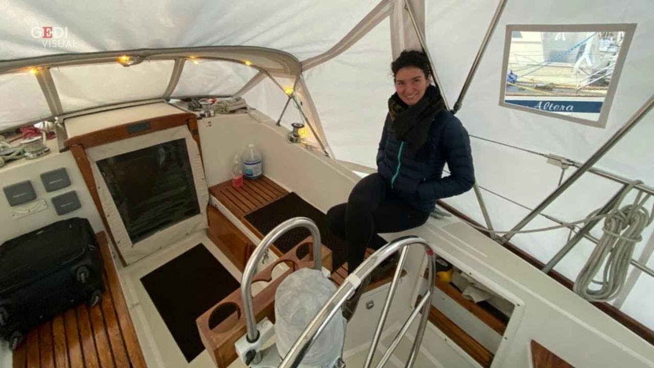Vivere in barca a vela a New York: nella casa galleggiante dell'architetto di Cuneo