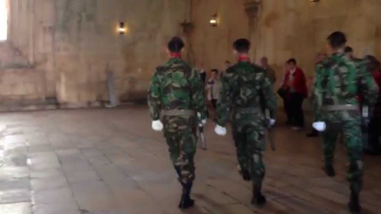 Troca da Guarda - Túmulo do Soldado Desconhecido - Mosteiro da Batalha, em  Portugal.