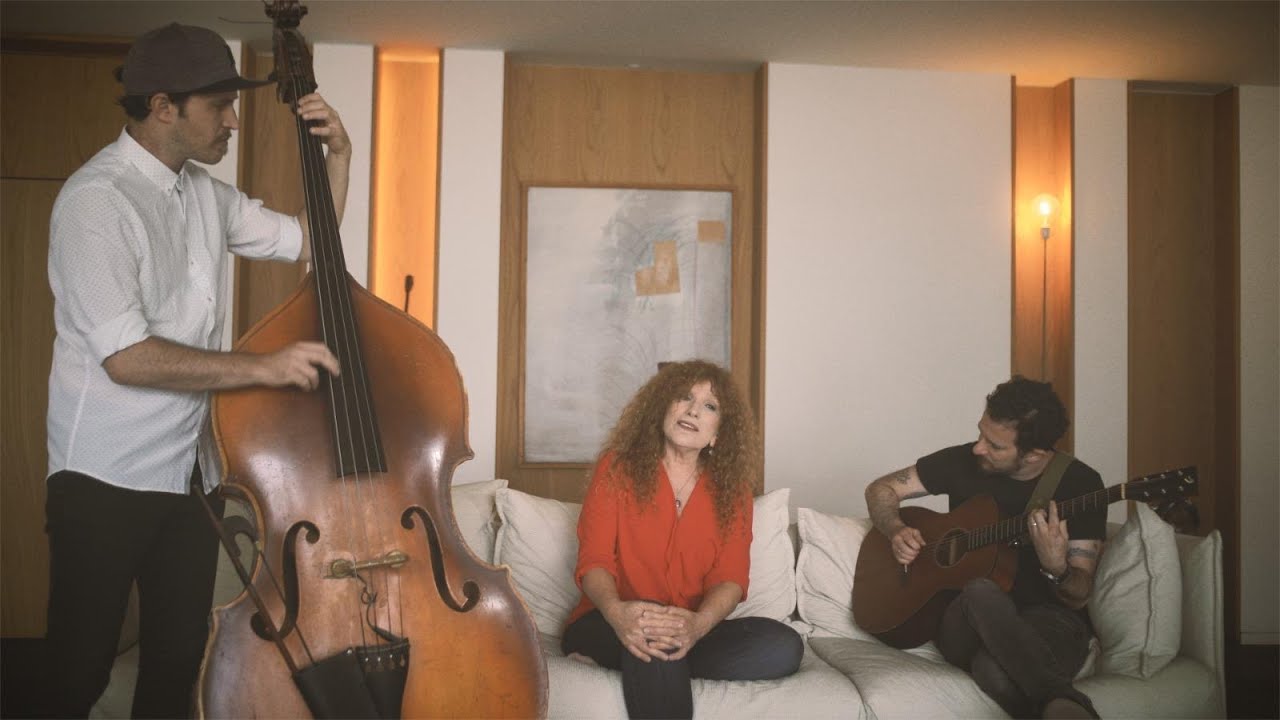 נורית גלרון - עומד בשער