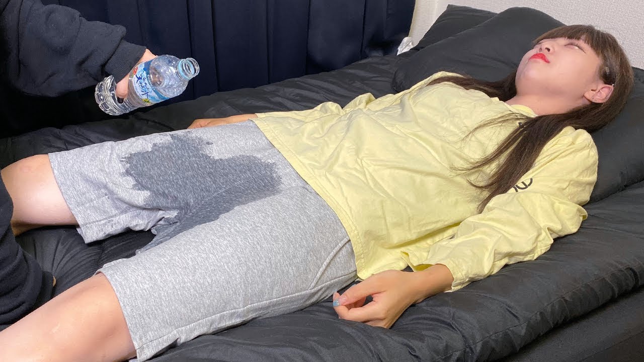 寝てる間にお漏らししてるドッキリしかけた結果ww