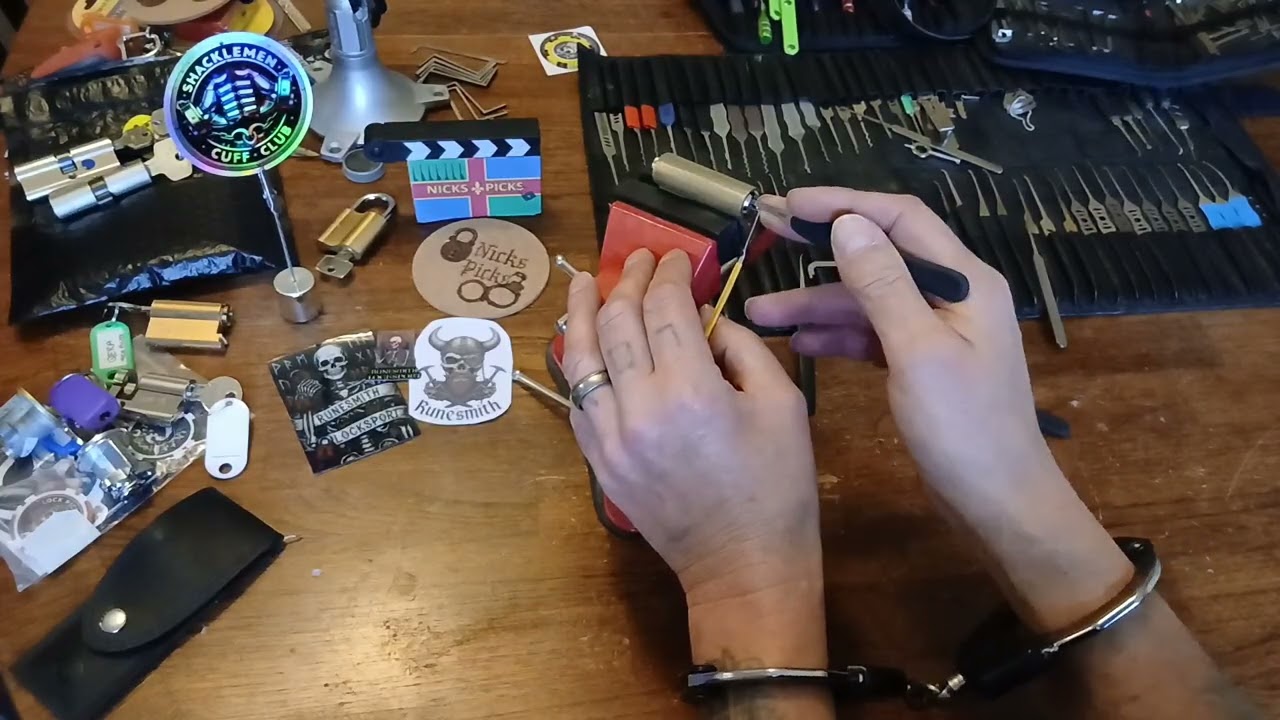 (366) Yale 500 picked in handcuffs (ASP100's) & cuffs picked. Shout-out to @Mounta1nM1ck 