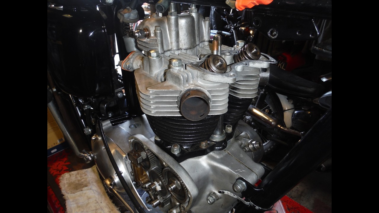 Двигатель мотоцикла Triumph T120TT почти собран после некоторых неожиданных трудностей.