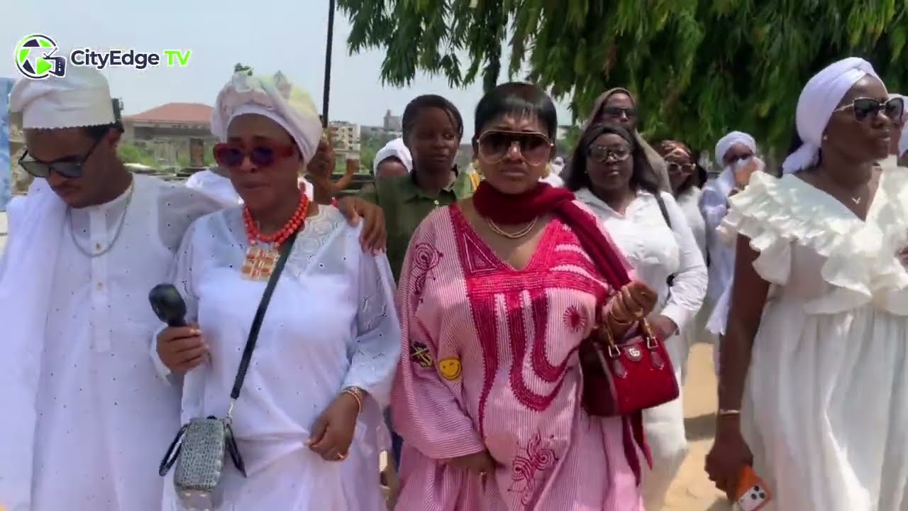 IYABO OJO & MERCY AIGBE SURPRISED FAITHIA BALOGUN AT HER LATE MOTHER’S BURIAL 