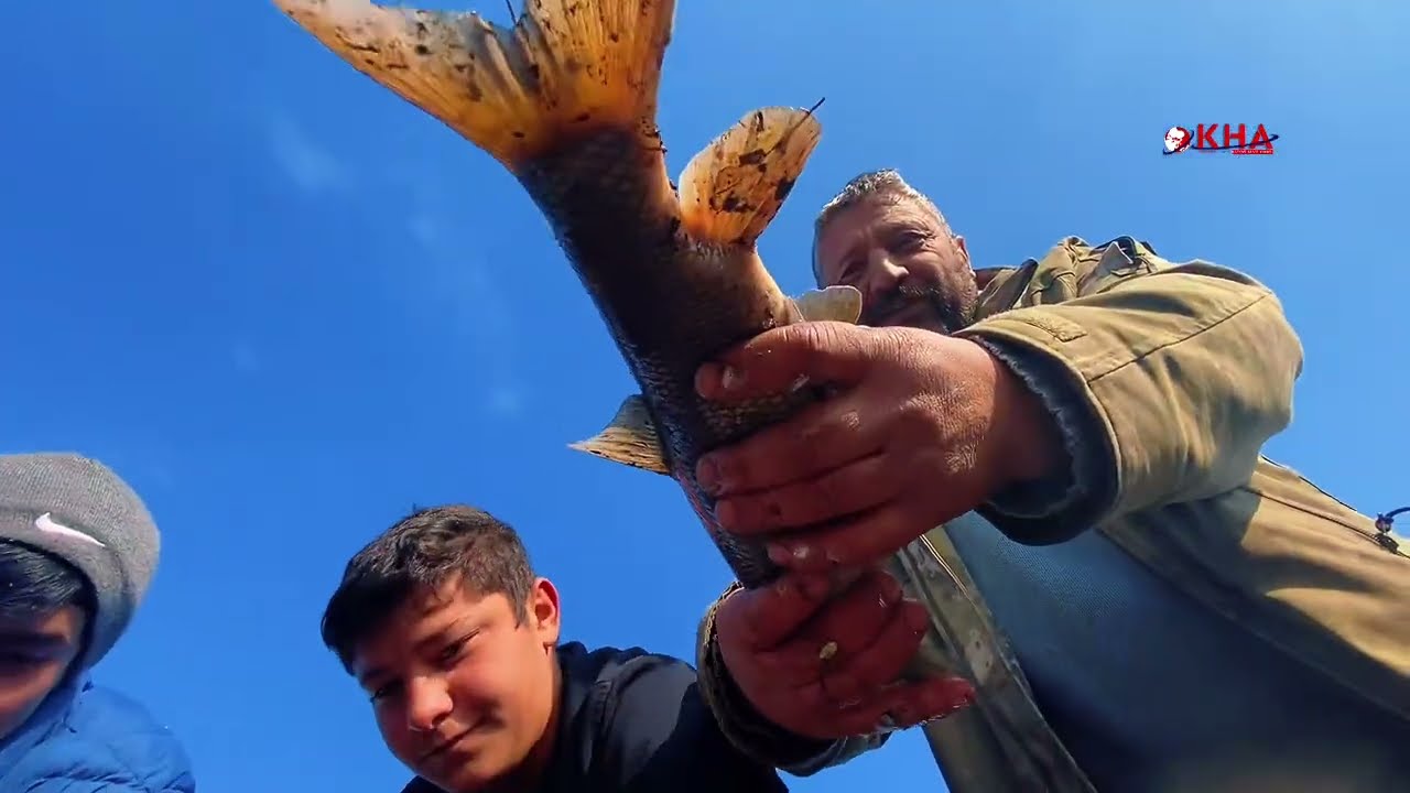 Buzlu çayda balık tatmak Matarada çay, közde kartol, tavada balık