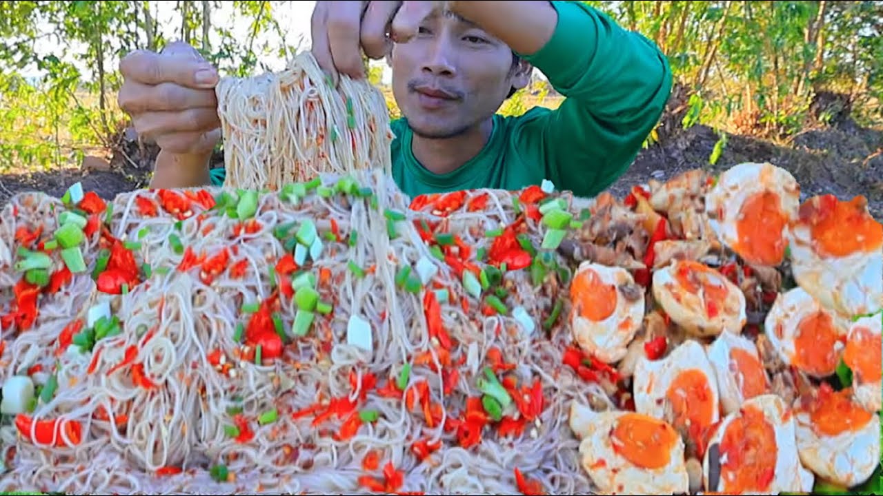 ขนมจีนซาวน้ำปลาร้ายำปลาทูไข่เค็มแกล้มผักสดแซ่บคักอีหลีครับพี่น้องMUKBANG EATING SHOW/โก้อีสานพาแดก