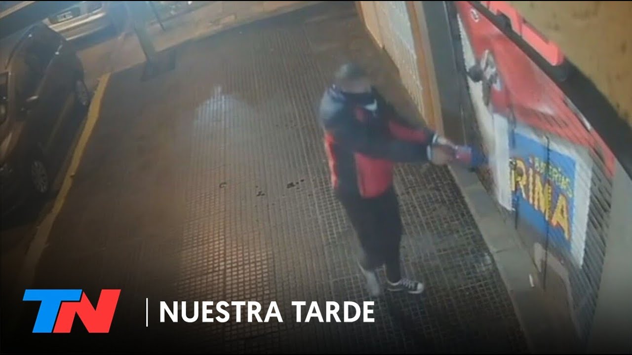 CUIDADO: PIRÓMANO SUELTO | Un hombre incendió la fachada de un local de baterías en Villa Bosch