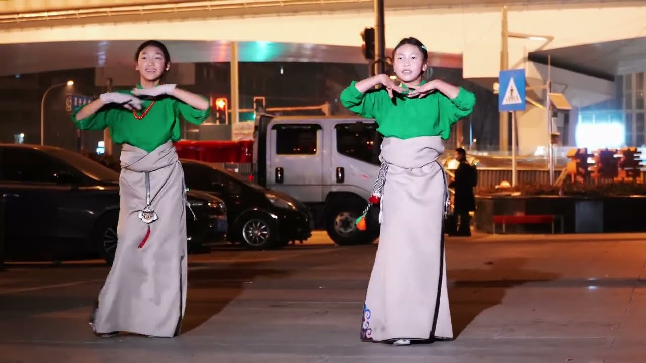 藏族女孩跳新疆舞《欢乐的跳吧》,太有趣了🌹Tibetan dance 💖  tibetan guozhuang dance💖tibetan song💖