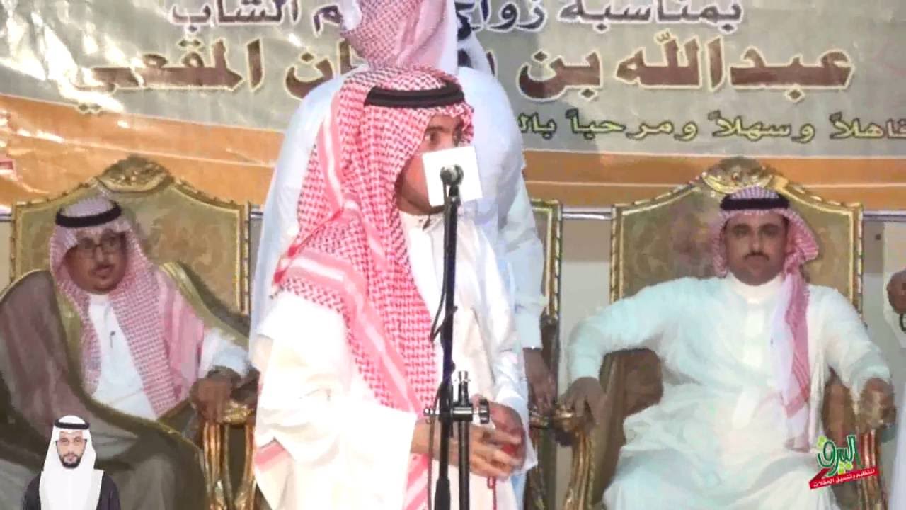 طاروق بين الشاعرين صقرسليم ومحمد السناني في حفل الشاعر بريكان عفنان المقعي بمناسبة زواج ابنه عبدالله