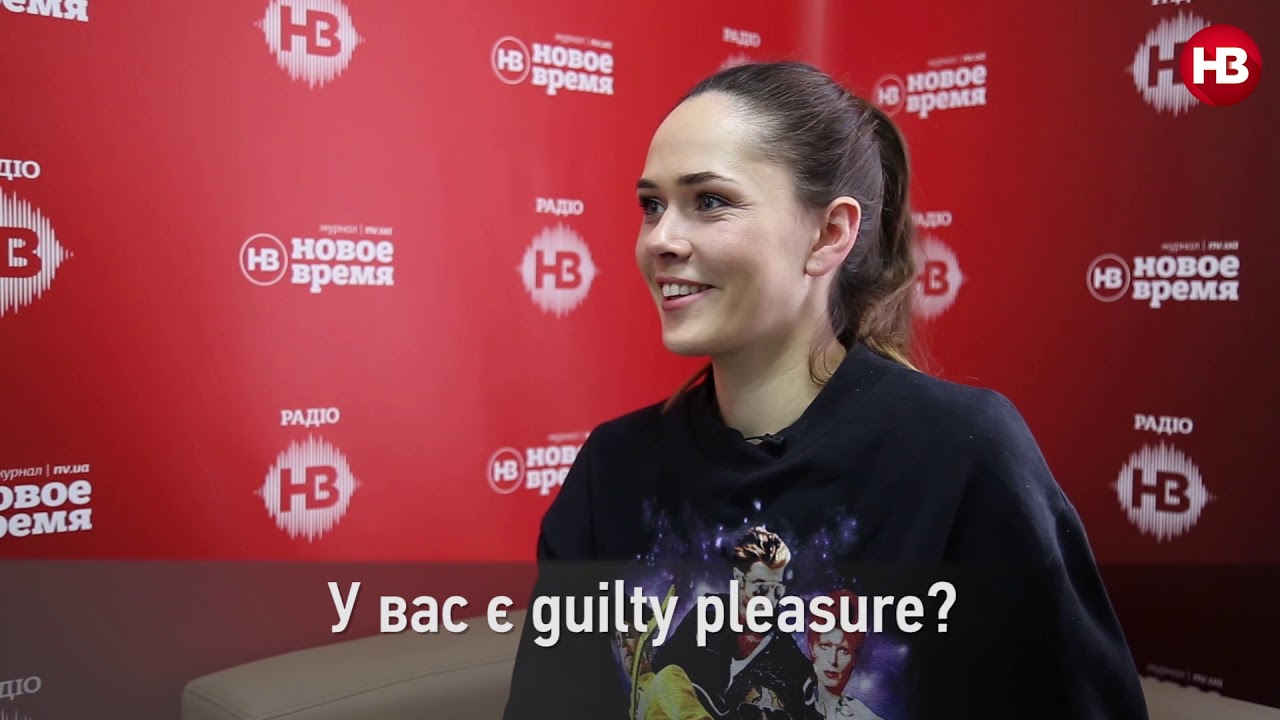 Лідерка гурту «The Hardkiss» Юлія Саніна молиться перед виходом на сцену