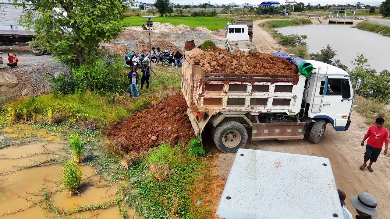 Ohh!! Be Watchful! New Landfill Site Use Dump Truck 5Ton & Dozer Pushing Soil into Flooded Land