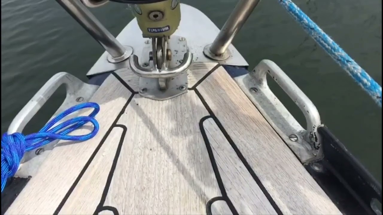 Die Halterung für den Anker wird montiert..