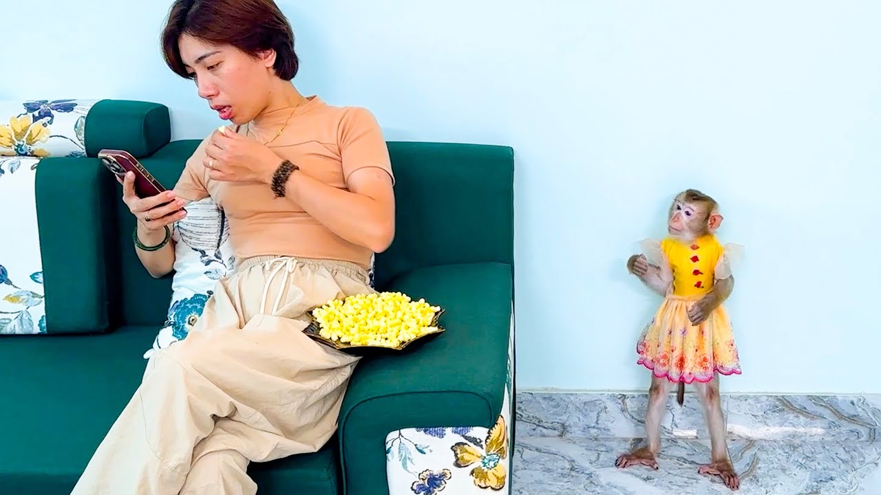Kaka's action of secretly eating mom's popcorn looks so funny
