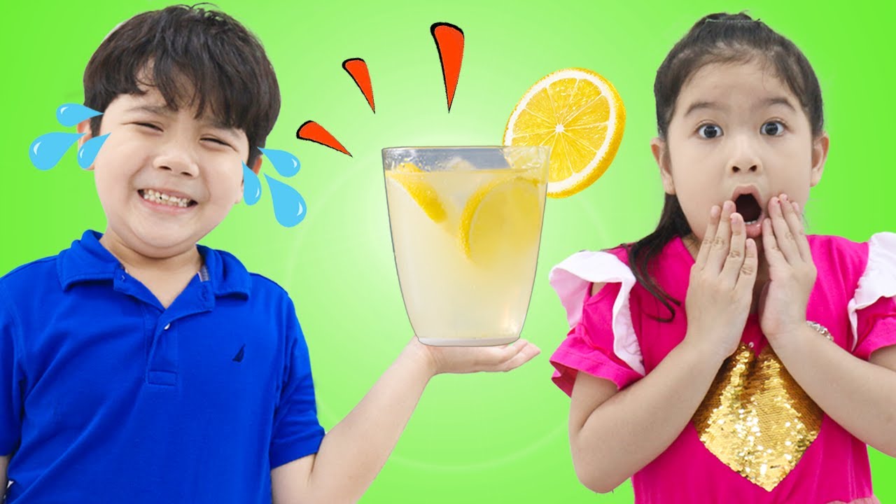 Sammy and Sarah Makes Colorful Yummy Fruit Juices Drinks for Kids